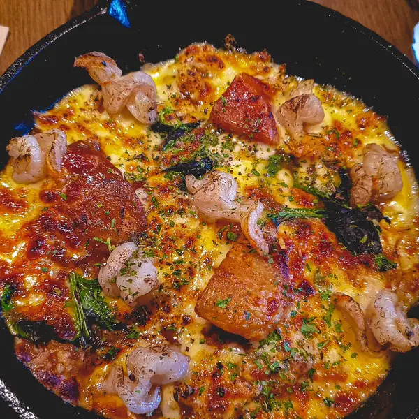 Tavadaki lezzetli yiyeceklerin yüksek açılı görüntüsü.