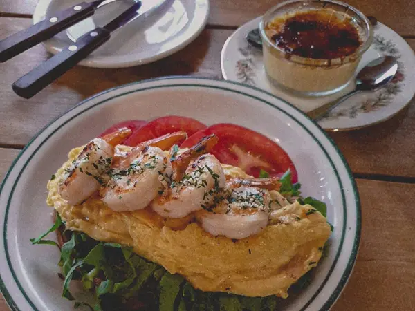 Sebzeli, peynirli ve yumurtalı omlet.