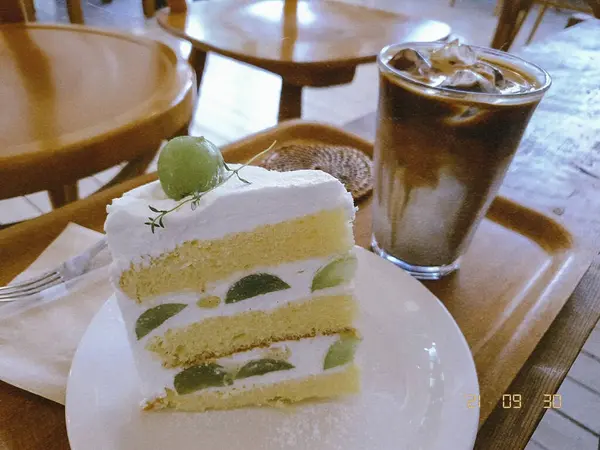 Bir parça sütlü kek.