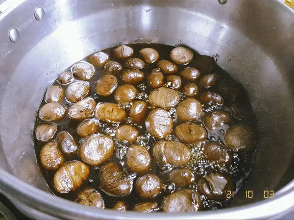 Tavada baharatlı Türk kahvesi pişirmek.