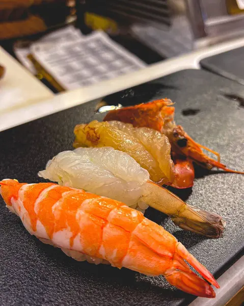 Siyah arka planda taze karidesler