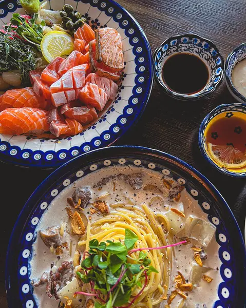 Yakın plan - Masadaki lezzetli Asya yemeği manzarası