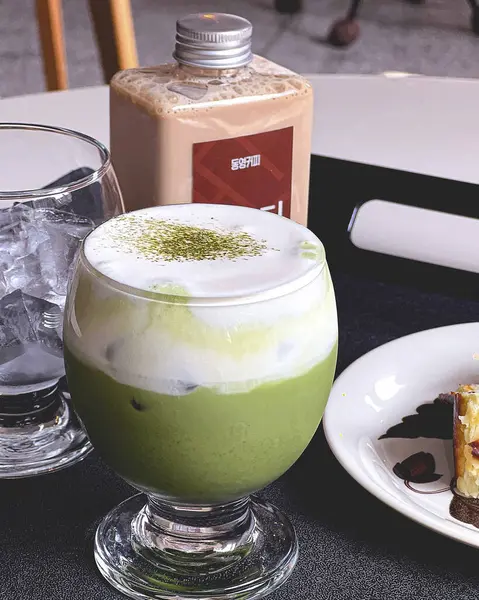 Sütlü buzlu kahve ve kafede buzlu kahve.