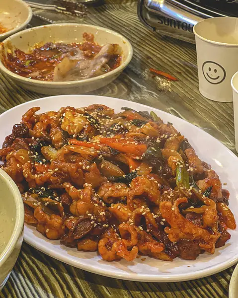 Kore yemeği tarzı, kızarmış tavuk ve kimchi, Kore yemeği.