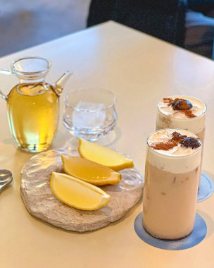 Tahta masada limonlu bir fincan çay ve dondurma.