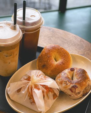 Taze kahve ve kruvasan ve masada kruvasan.