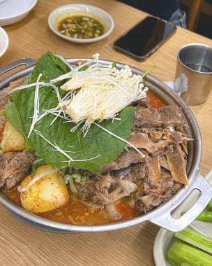 Çin yemeği, erişte çorbası, domuz eti ve pilav.