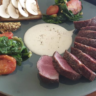 Soslu ve sebzeli ızgara domuz eti.