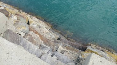 Sahildeki deniz dalgaları