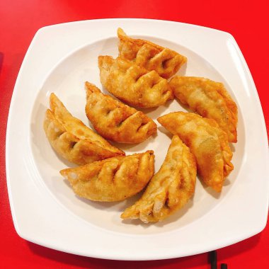 Domates soslu ve baharatlı kızarmış hamur köftesi