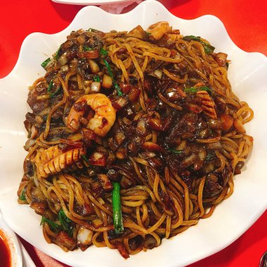 Sos ve baharatlı kızarmış tavuk.