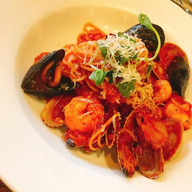 midyeli makarna, karidesli domates sosu.