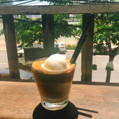 Bir fincan buzlu kahve.