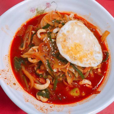 Tayland yemeği, baharatlı Tayland eriştesi, Tayland usulü domuz etli erişte, Tayland yemeği.