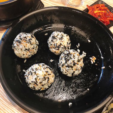 Kore yemeği, sebzeli pirinç eriştesi.