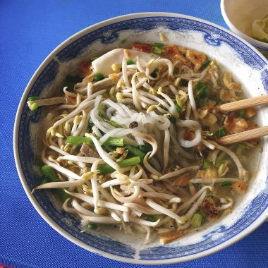 Tayland yemeği, tavuklu erişte.