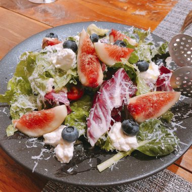 Taze sebze salatası ve beyaz tabakta peynir.