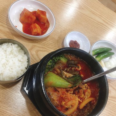 Pirinç ve sebzeli kızarmış tavuk.