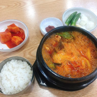 Kızarmış tavuğun mutfak fotoğrafı.