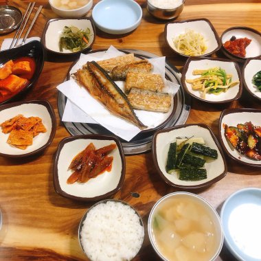 Masada pirinç ve et bulunan çeşitli Kore yemekleri.