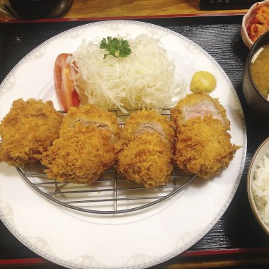 Körili ve tavuklu bir yemek fotoğrafı.