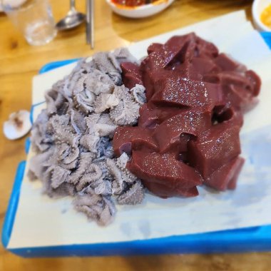 Baharatlı çiğ biftek.