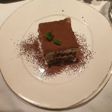 Beyaz tabakta lezzetli Tiramisu kek