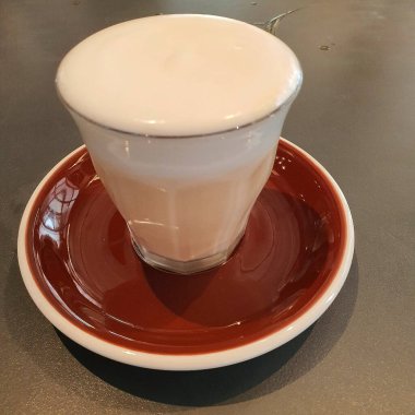 Ahşap arka planda bir fincan kahve.