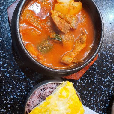 Lezzetli Asya yemeklerinin yakın görüntüsü