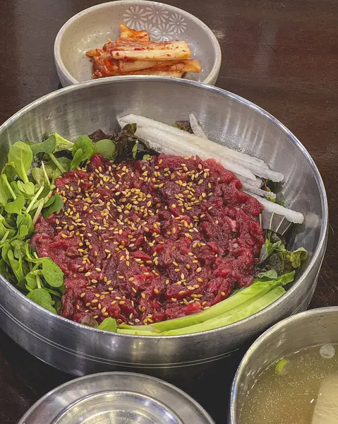 Geleneksel Kore yemeği pilavı, sığır eti kimchi.