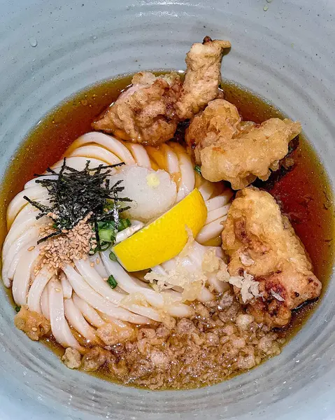 Lezzetli Asya yemeklerinin yakın görüntüsü