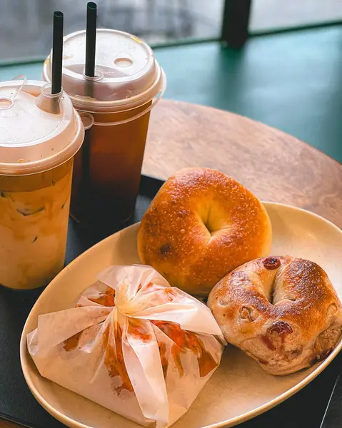 Taze kahve ve kruvasan ve masada kruvasan.