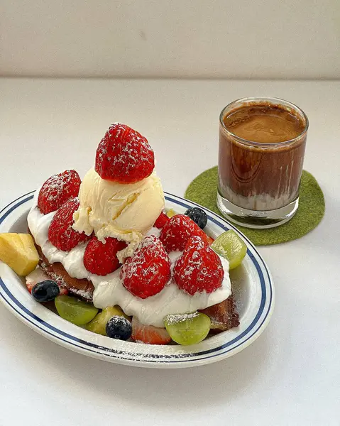 Kremalı ve kahveli lezzetli çikolatalı kek.