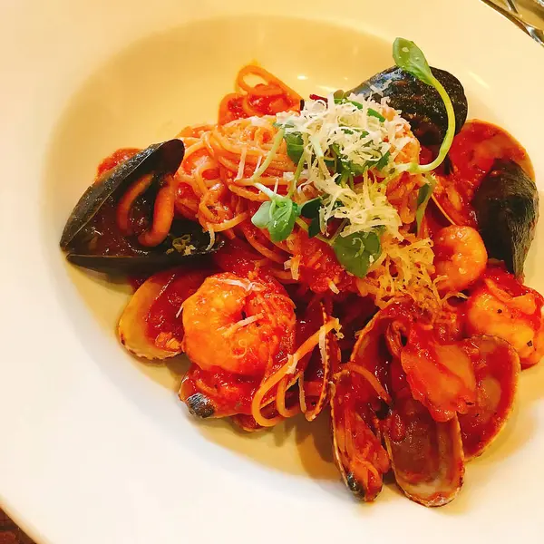 midyeli makarna, karidesli domates sosu.