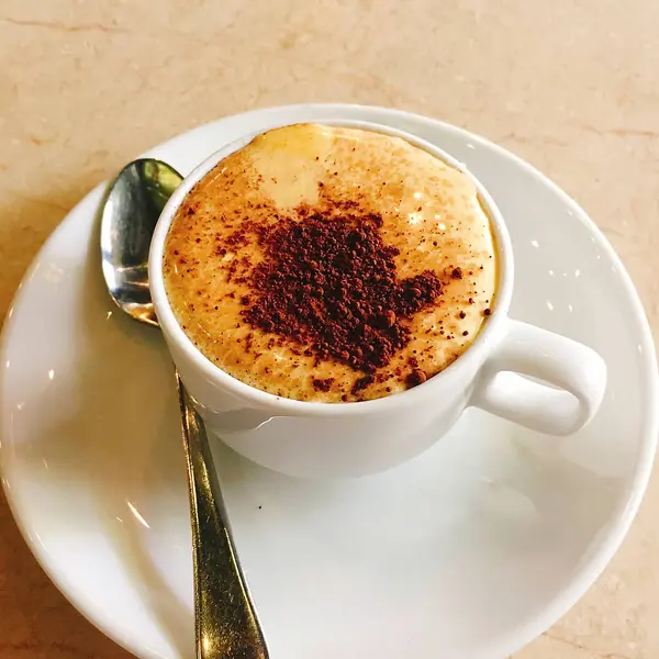 bir masada sıcak kahve