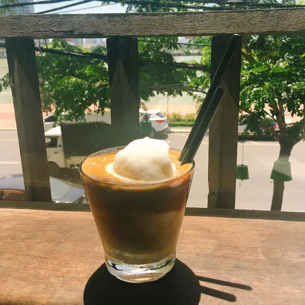 Bir fincan buzlu kahve.