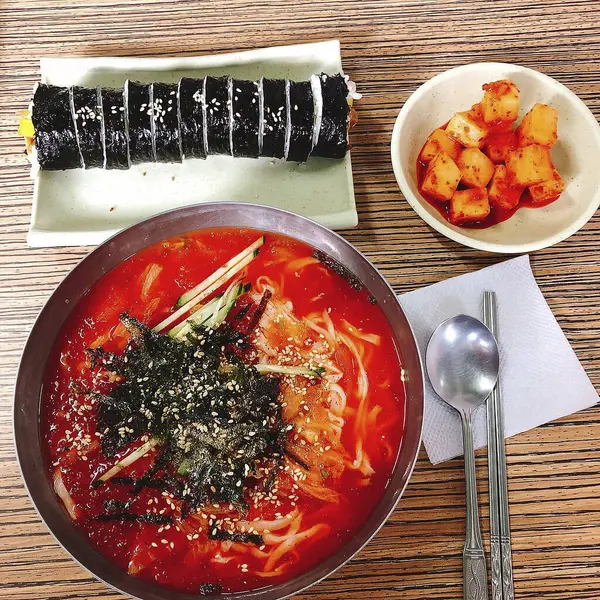 Lezzetli Asya yemeklerinin yakın görüntüsü