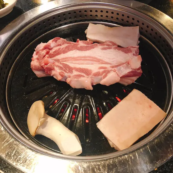 Bir tabak domuzun mutfak fotoğrafı.