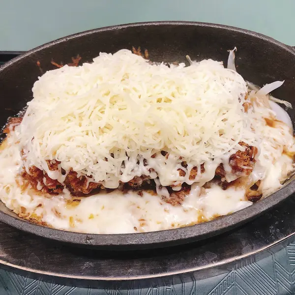 Sebzeli kızarmış domuz resmi.