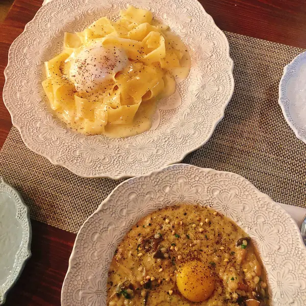 Bir tabak lezzetli yemek ve masada bir kaşık..