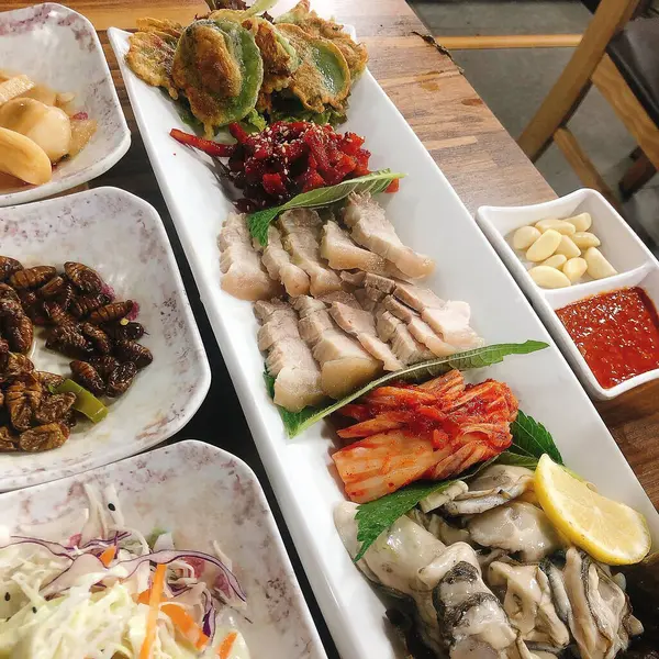 Bir sürü farklı yemek.