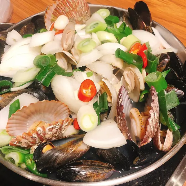 Sebze ve baharatlı taze deniz ürünleri.