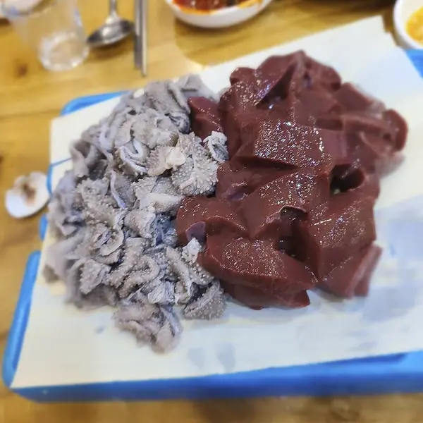 Baharatlı çiğ biftek.