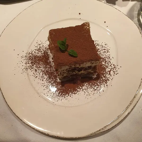 Beyaz tabakta lezzetli Tiramisu kek