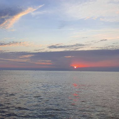 Denizin üzerinde güzel bir gün batımı