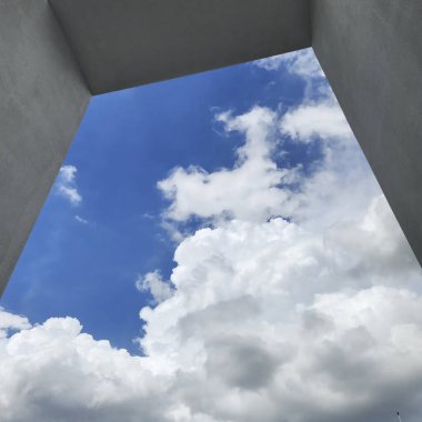 Mavi gökyüzü ve bulutlu modern bina