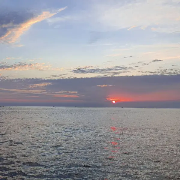 Denizin üzerinde güzel bir gün batımı