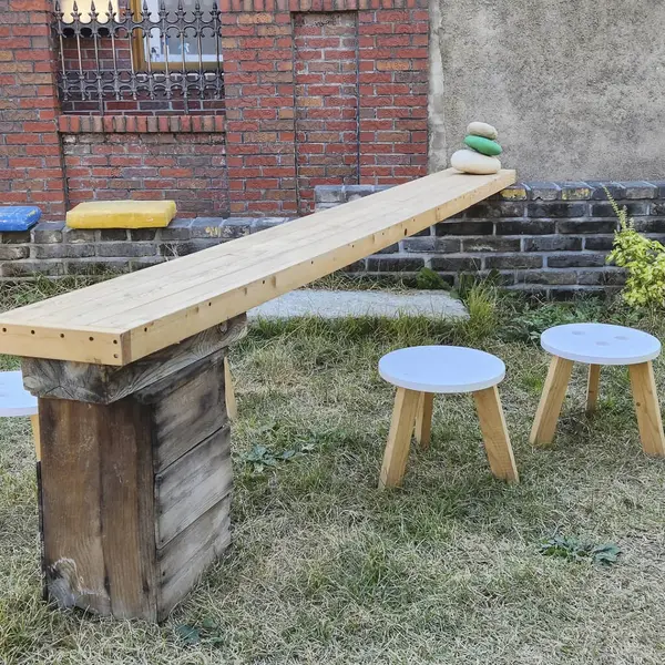 Bahçesinde sandalyeler ve masalar olan ahşap masa.