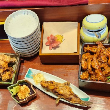 Bir tabak balığın mutfak fotoğrafı.