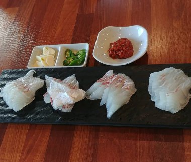 Somon ve sebzeli suşi.